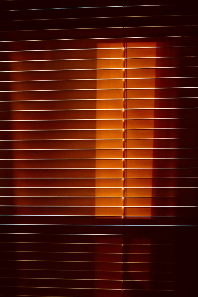 Sonnenlicht durch Jalousien
