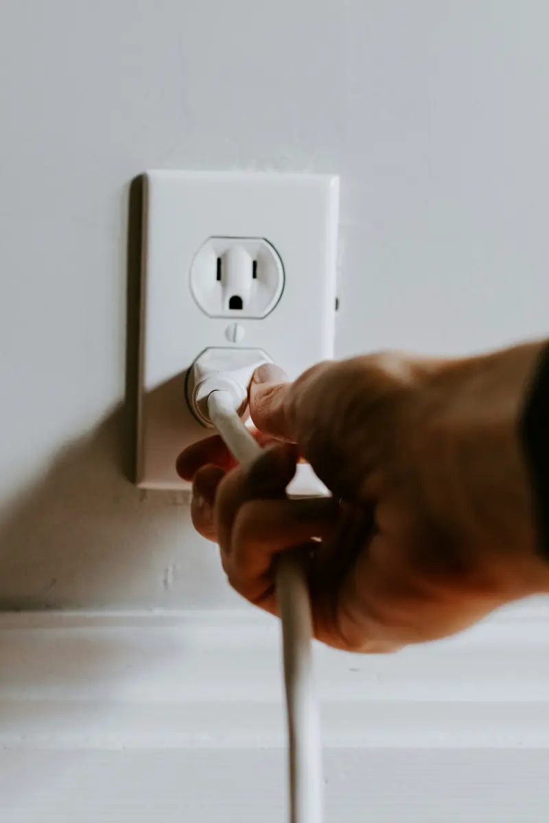 Ein Stecker, der in eine Steckdose gesteckt wird