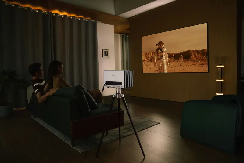 Ein Projektor, der in einem Wohnzimmer einen Film zeigt
